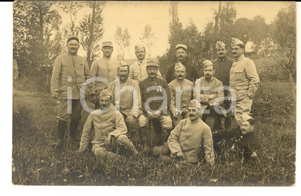 Fotografia d epoca originale 1916 WW1 FRANCE Soldats 13e RÃ©giment posent en campagne Photo carte postale 1