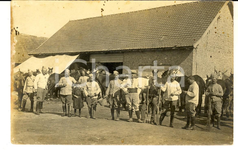 Fotografia d epoca originale 1916 WW1 FIANDRE Militari francesi presso una stalla Foto a Jules ROLLAND 1