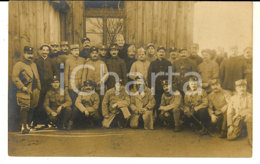 Fotografia d epoca originale 1915 ca WW1 FRANCE Un groupe d officiers dans une cour Photo GRANDE GUERRE 1
