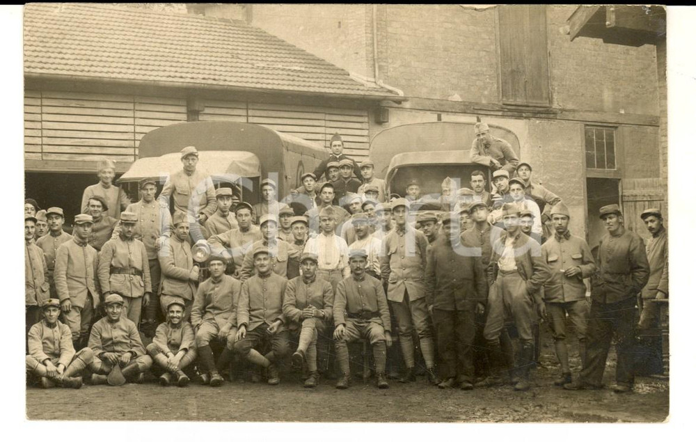 Fotografia d epoca originale 1915 ca WW1 FRANCE Gruppo di soldati posa con due furgoni Foto cartolina 1
