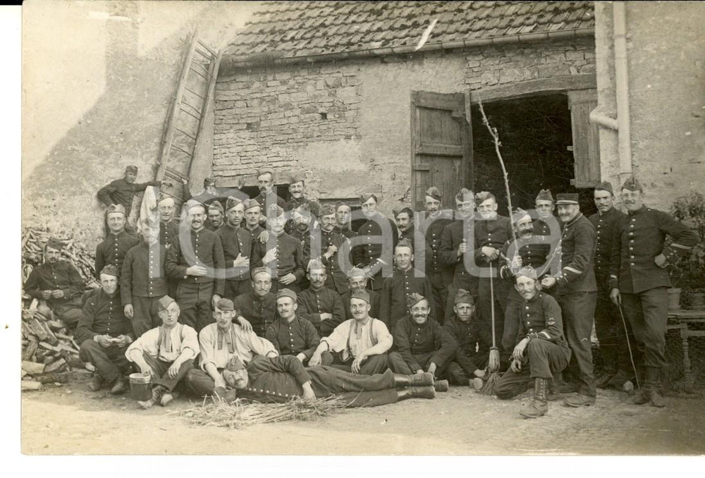 Fotografia d epoca originale 1915 ca WW1 FRANCE Reparto fanteria scherza in un casolare Foto cartolina 1