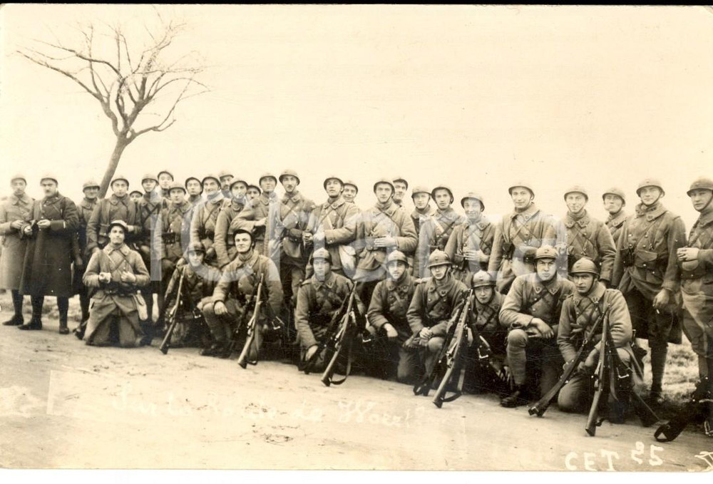 Fotografia d epoca originale 1915 ca WW1 FRANCE Gruppo di militari in assetto di marcia Foto cartolina 1
