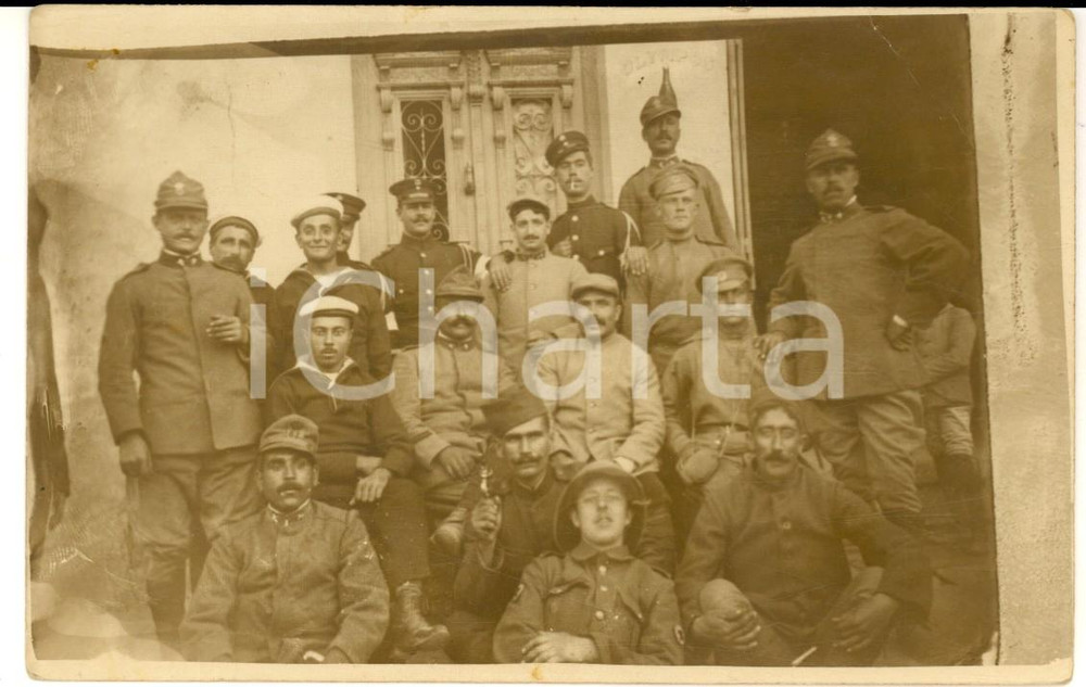 Fotografia d epoca originale 1915 ca WW1 FRANCE Soldati di fanteria e della Marina presso una dimora privata 1