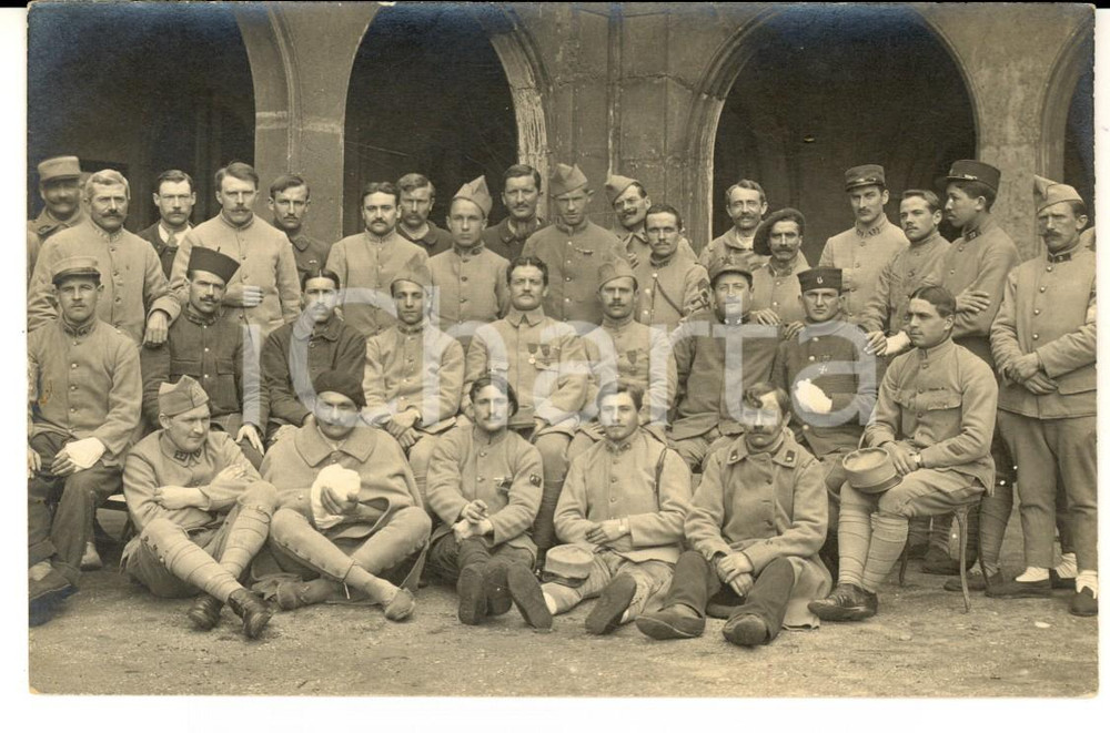 Fotografia d epoca originale 1915 ca WW1 FRANCE Gruppo di soldati con ufficiali coloniali Foto cartolina 1
