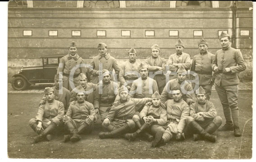 Fotografia d epoca originale 1915 ca WW1 FRANCE Gruppo di militari posa con automobile Foto cartolina 1