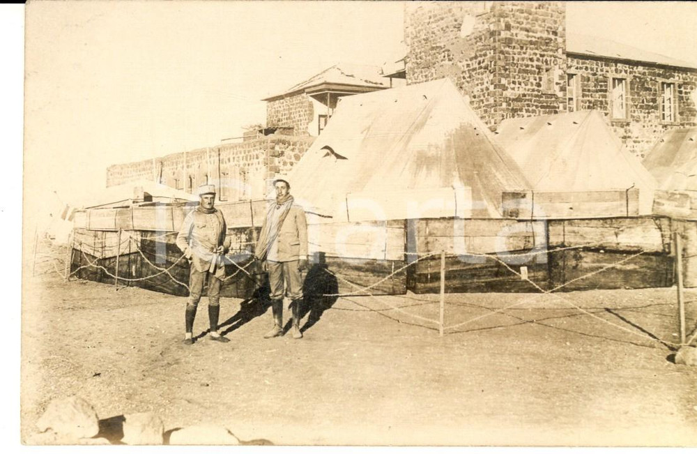 Fotografia d epoca originale 1926 FRANCE Due ufficiali presso un deposito Foto cartolina VINTAGE FP 1