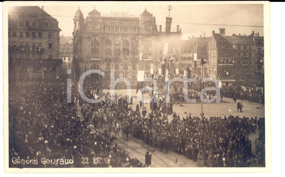 1918 STRASBOURG Défilé troupes devant le général Gouraud *Photo carte postale