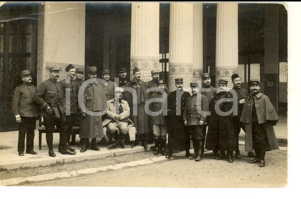 Fotografia d epoca originale 1915 ca WWI FRANCE Officiers dans la cour d un palais Photo carte postale 1