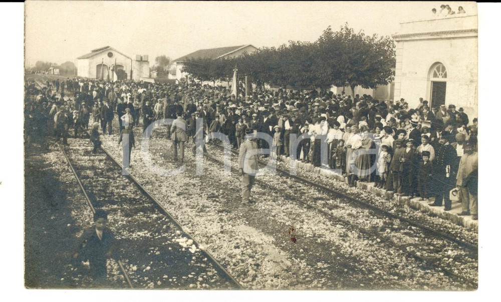 Fotografia d epoca originale 1910 ca FRANCE Officier sur la voie ferrÃ©e d un village Photo carte postale 1