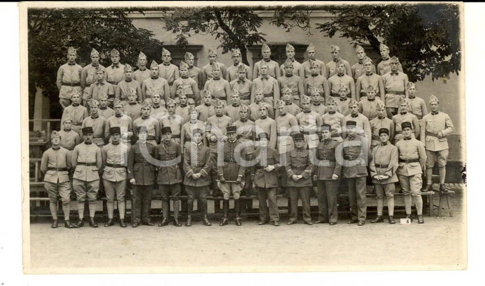Fotografia d epoca originale 1915 ca WWI FRANCE Bataillon dans la cour d une caserne Photo carte postale 1