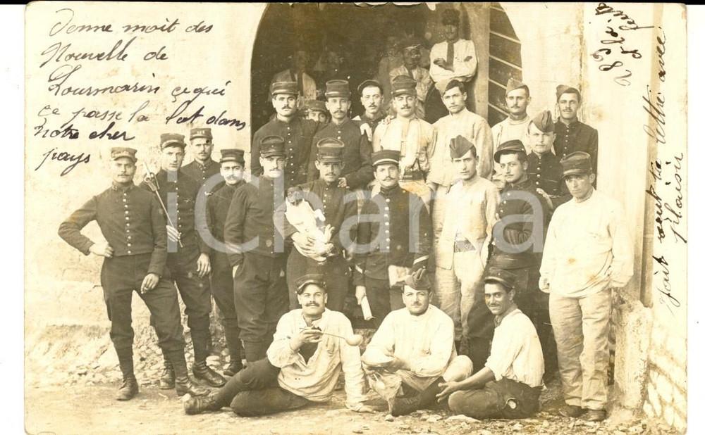 Fotografia d epoca originale 1909 FRANCE Soldati del 163Â° fanteria con un cagnolino in braccio Fotografia FP 1