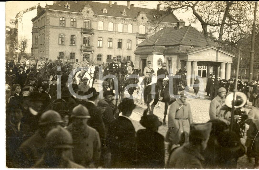 1918 Libération de COLMAR - Défilé devant l'HOTEL NATIONAL *Photo carte postale