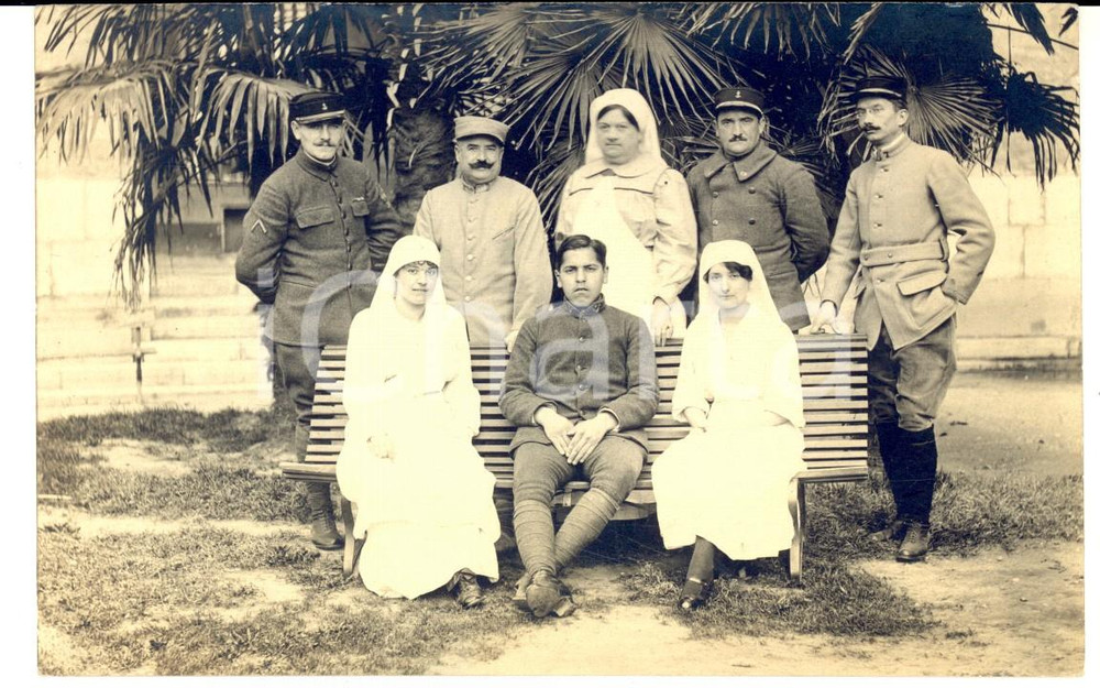 Fotografia d epoca originale 1917 PERTAIN F Soldato guarito posa con infermiere e commilitoni Foto 1