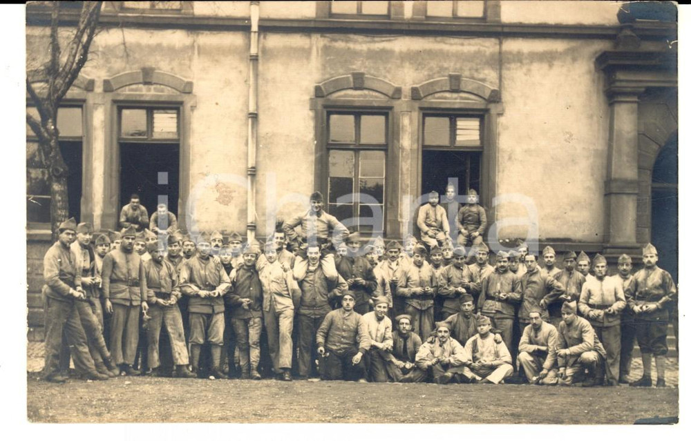 Fotografia d epoca originale 1915 ca WW1 FRANCIA  Militari di fanteria nel cortile della caserma Foto FP 1