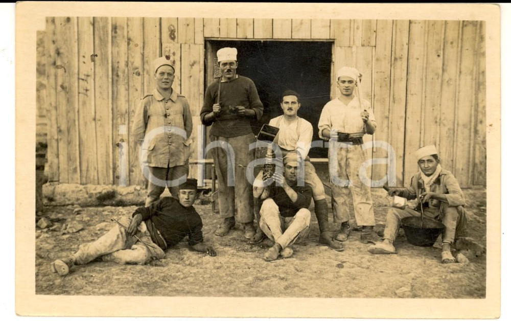 Fotografia d epoca originale 1915 ca WW1 FRANCE Militari di fanteria scherzano con gli attrezzi da cucina 1