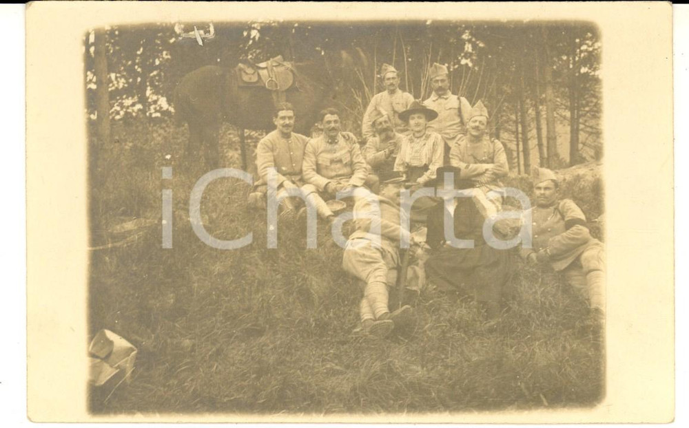Fotografia d epoca originale 1910 ca FRANCE Ufficiali scherzano in un bosco con due donne Foto CURIOSA 1