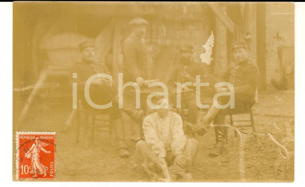 Fotografia d epoca originale 1911 POGNY F Soldati di fanteria a riposo con giovane inserviente Foto FP 1