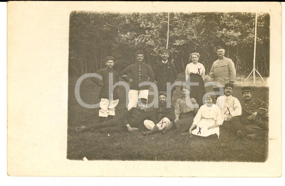 Fotografia d epoca originale 1915 WW1 FRANCIA Soldati di fanteria posano all aperto con tre donne Foto FP 1