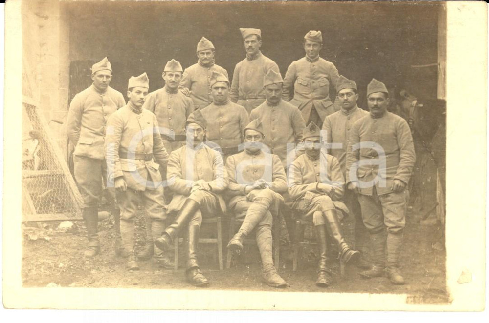Fotografia d epoca originale 1915 ca WW1 FRANCIA Soldati di fanteria in un cortile abbandonato Foto FP 1
