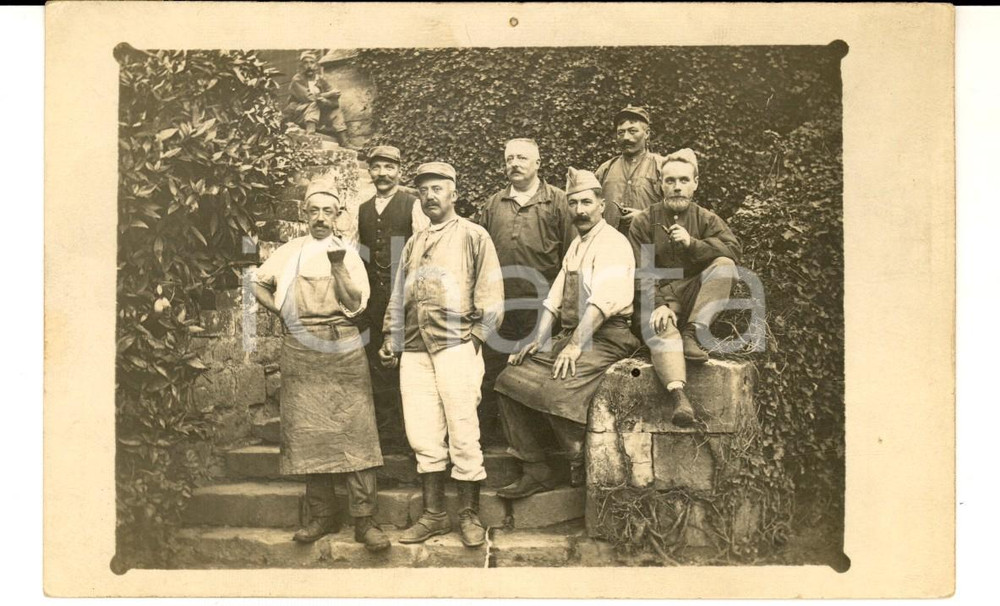 Fotografia d epoca originale 1917 WW1 QUIERZY FRANCE Militari a riposo in tenuta da cuoco Foto cartolina 1