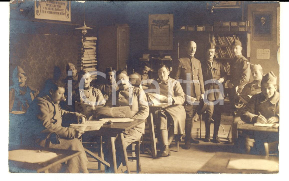 Fotografia d epoca originale 1915 ca WWI FRANCE Ufficiali intenti alla lettura delle riviste Foto cartolina 1