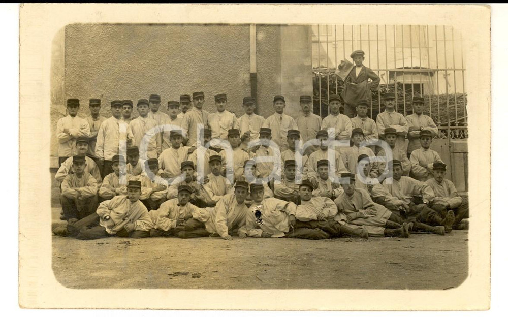 Fotografia d epoca originale 1910 ca FRANCIA Allievi di un collegio militare posano con un ragazzino Foto 1