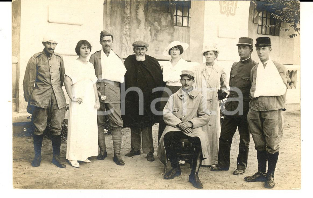 Fotografia d epoca originale 1915 ca WW1 FRANCIA Feriti  in guerra posano con una famiglia Foto FP 1