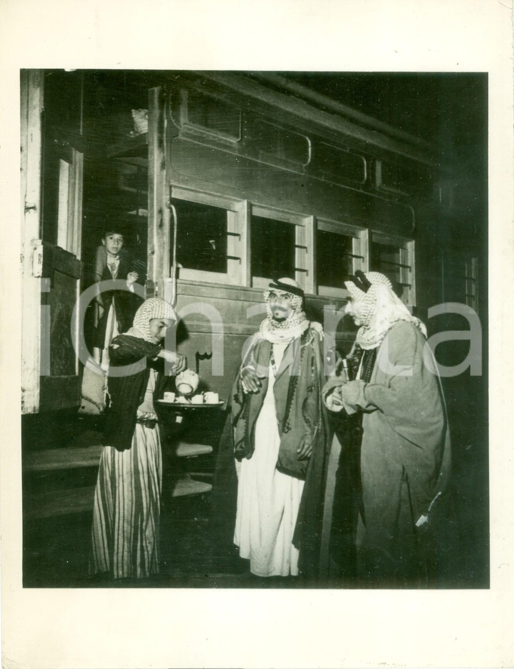 Documento originale, autentico 1940 ca MOSSUL IRAQ Beduini bevono il caffé alla fermata del treno FOTOGRAFIA 1