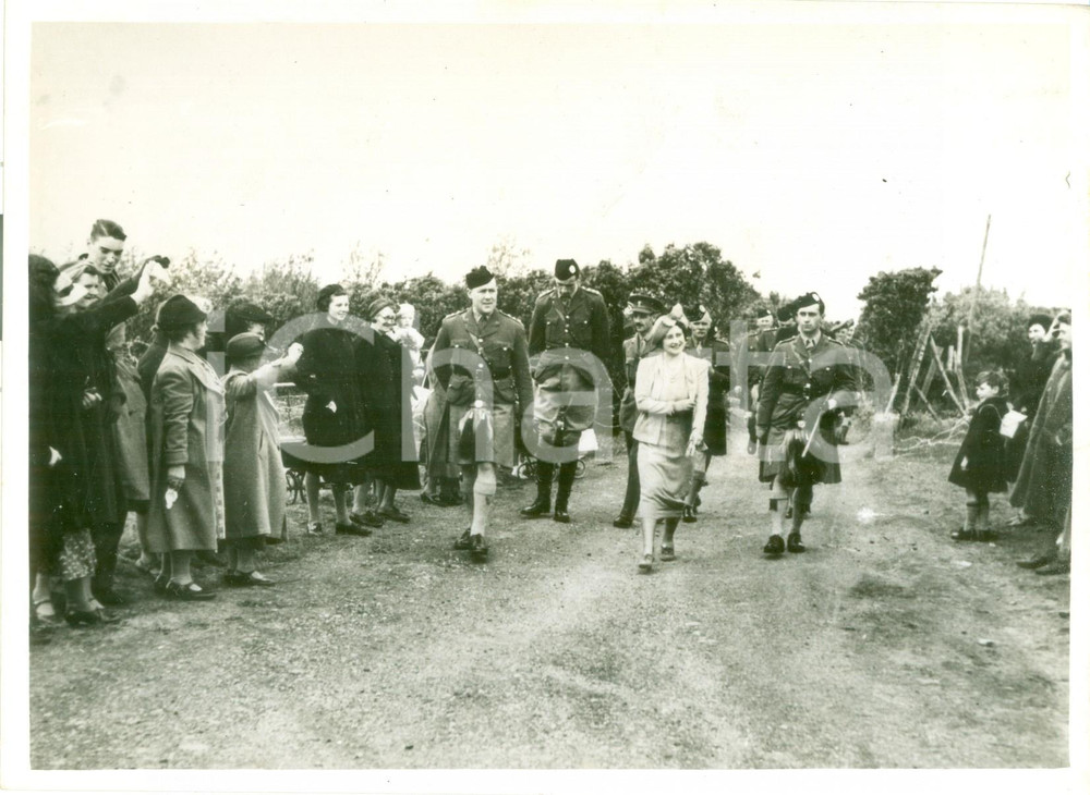 Fotografia d epoca originale 1941 LONDON WW2 Elizabeth BOWESLYON visita il Battaglione dei LONDON SCOTTISH 1