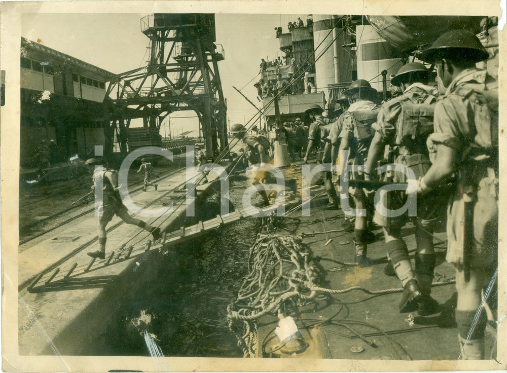 Fotografia d epoca originale 1942 TAMATAVE MADAGASCAR WW2 Lo sbarco delle truppe britanniche DANNEGGIATA 1