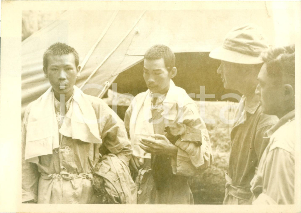 Fotografia d epoca originale 1943 GUADALCANAL WW2 Prigionieri cinesi How YONG Lew LEONG salvati da prigionia 1
