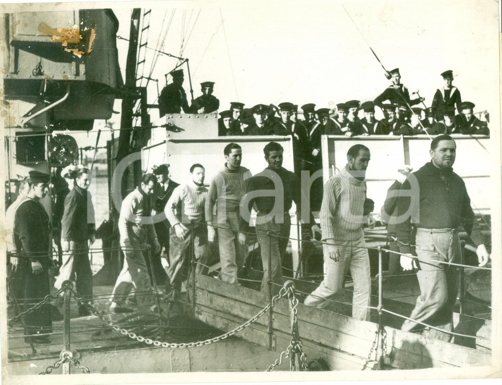 Fotografia d epoca originale 1942 GUERRA NAVALE WW2 Marinai tedeschi prigionieri dopo affondamento di UBOOT 1