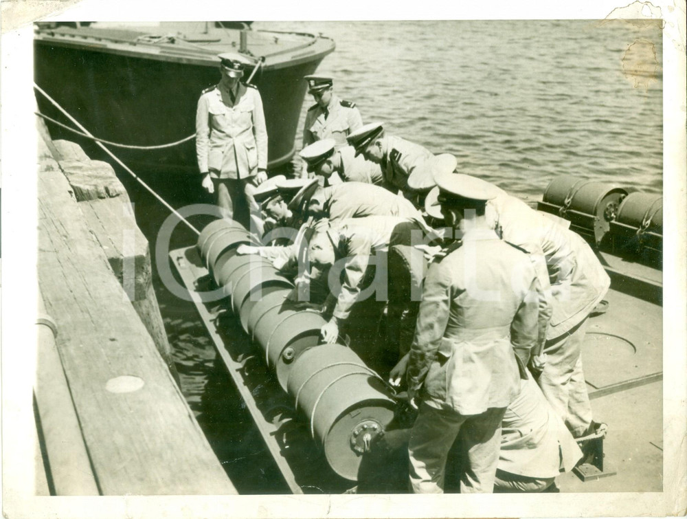 Fotografia d epoca originale 1942 GUERRA NAVALE WW2 Ufficiali inglesi ispezionano bombe e veleni per UBOOT 1