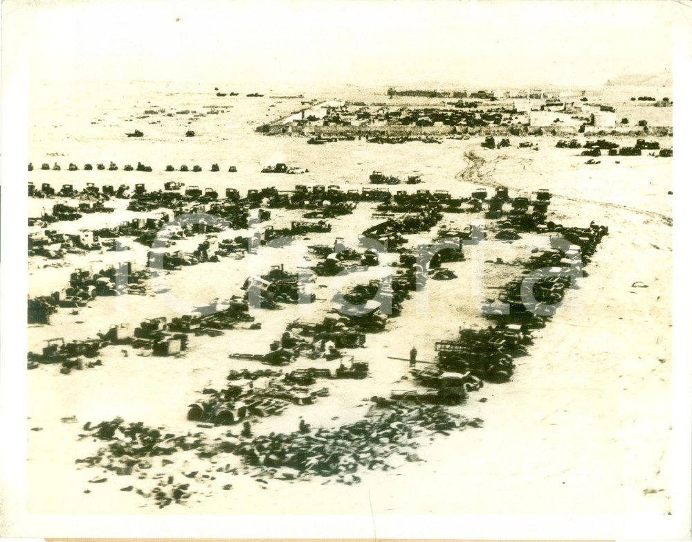 Fotografia d epoca originale 1941 BARDIA LIBIA WW2 Carri armati e tedeschi catturati da Forze Alleate FOTO 1