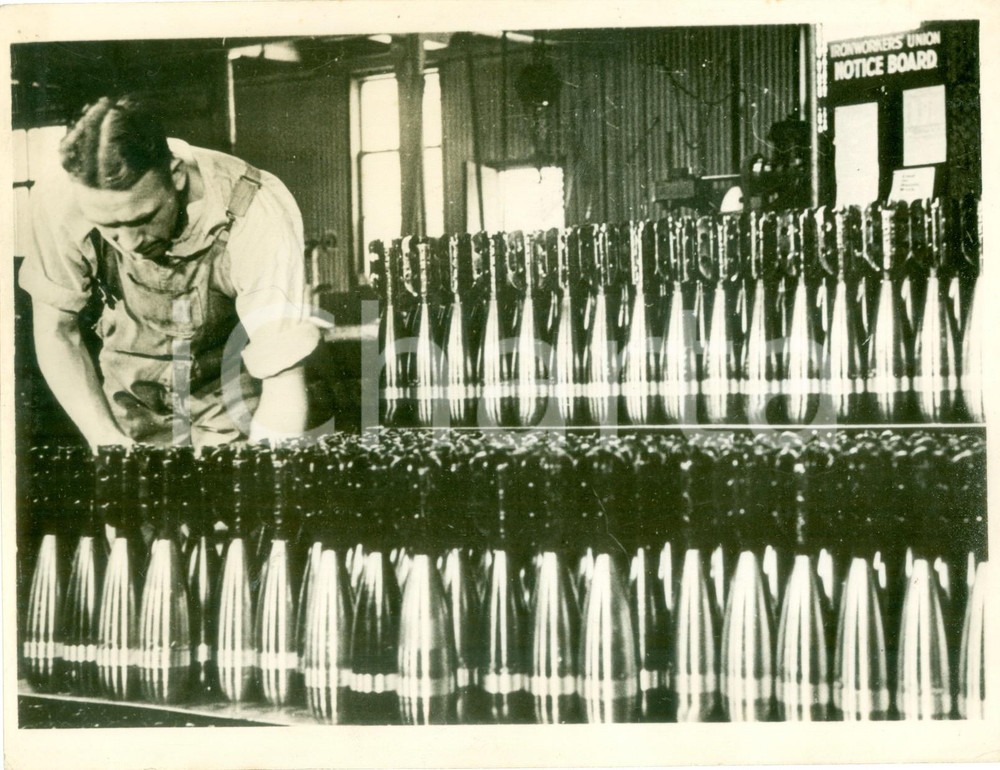 Fotografia d epoca originale 1942 AUSTRALIA WW2 Operaio alla produzione di mortai su vasta scala Fotografia 1