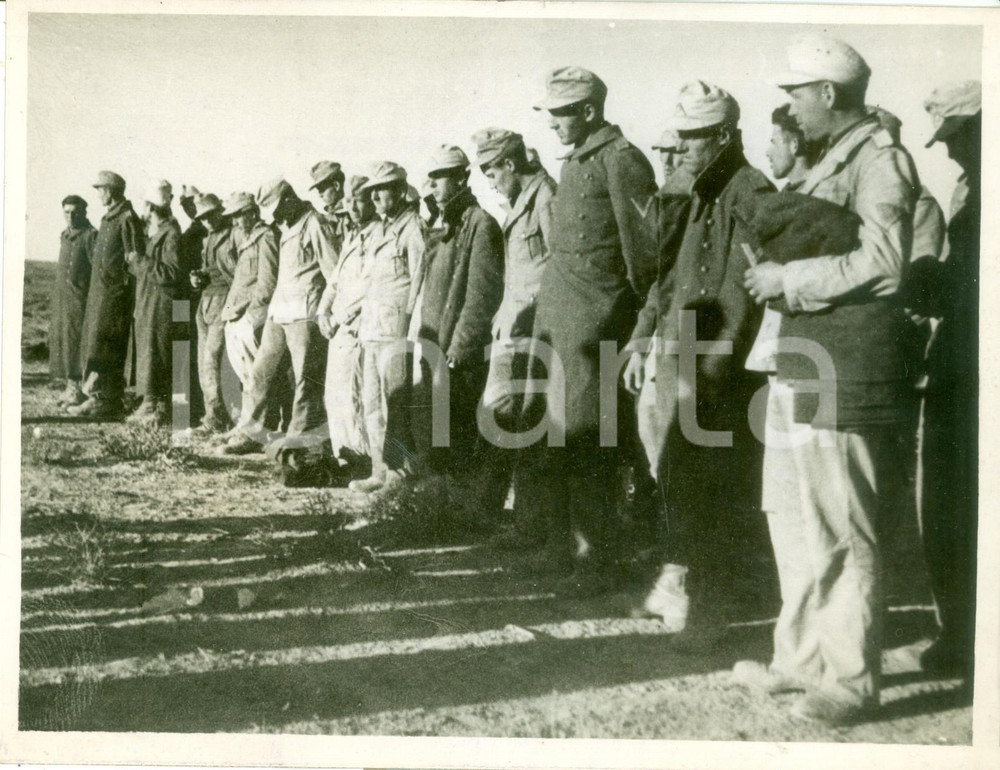 Fotografia d epoca originale 1943 AGEDABIA LIBIA WW2 Soldati superstiti dell esercito di ROMMEL prigionieri 1