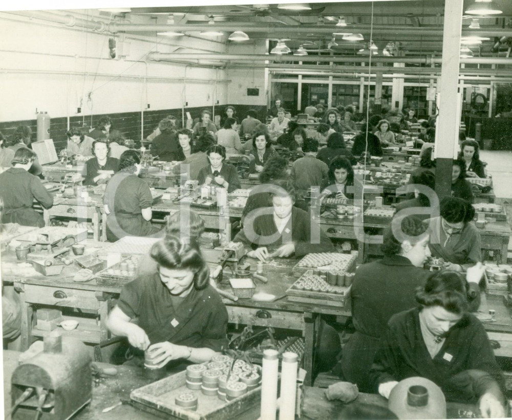 Fotografia d epoca originale 1940 ca INGHILTERRA WW2 Fabbrica di scarpe converita a produzioni di guerra FOTO 1