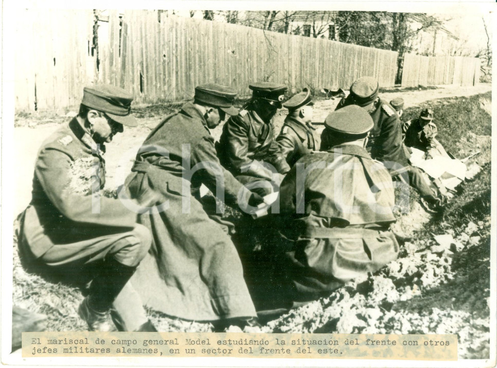 Fotografia d epoca originale 1944 OSTFRONT WW2 Feldmaresciallo Walter MODEL studia le mosse con ufficiali 1