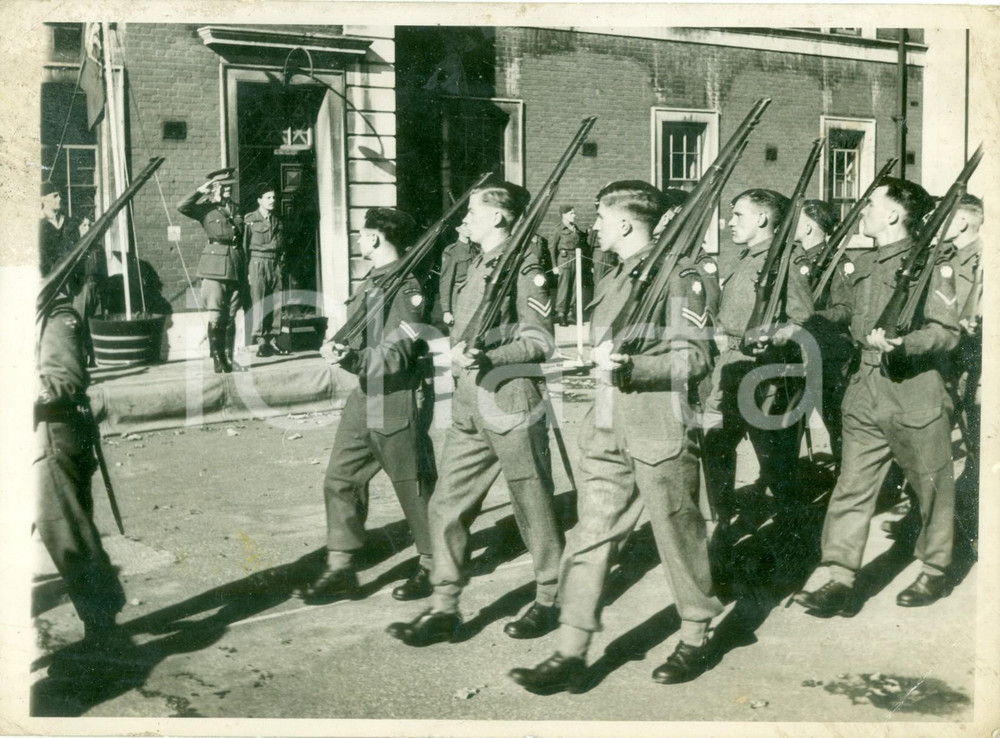 Fotografia d epoca originale 1942 LONDON WW2 Generale Archibald NYE saluta il ROYAL WARWICKSHIRE REGIMENT 1