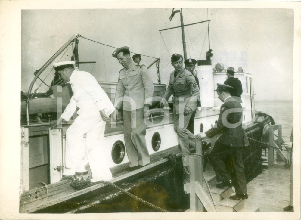 Fotografia d epoca originale 1945 NEW YORK WW2 Gli United Nations Heroes salgono su lancia della polizia FOTO 1