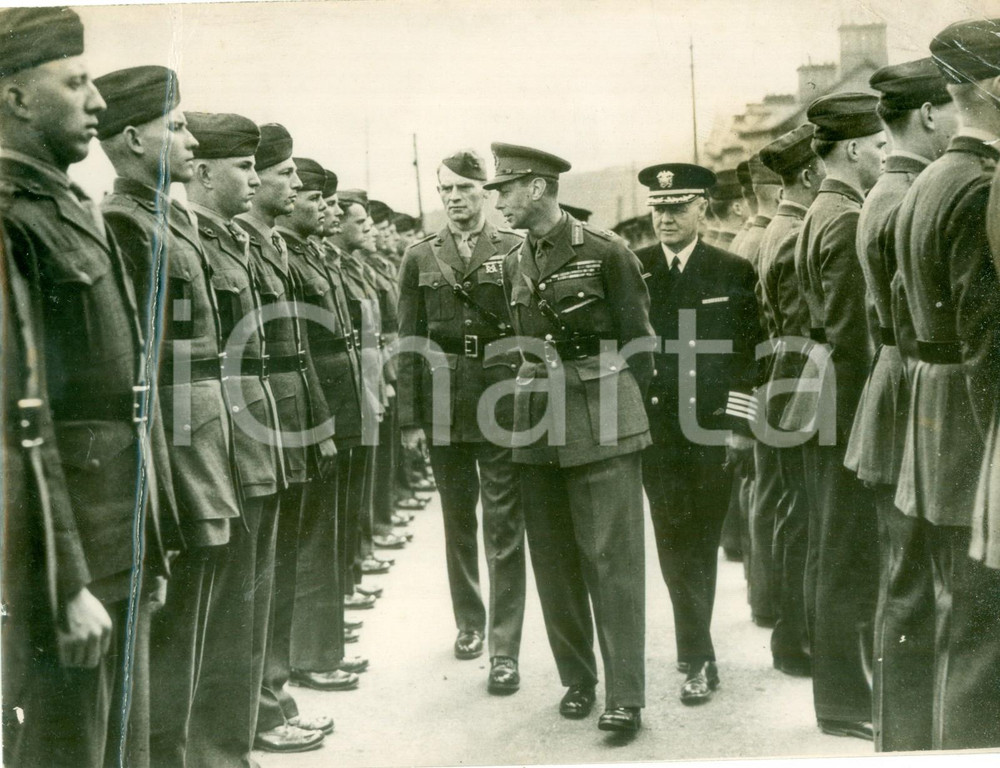 Fotografia d epoca originale 1940 ca IRLANDA DEL NORD WW2 George VI ispezione soldati U.S. NAVY DANNEGGIATA 1