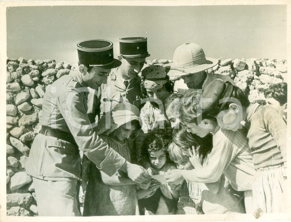Fotografia d epoca originale 1942 LIBANO WW2 Libanesi leggono notizia della vittoria Alleata nel deserto FOTO 1