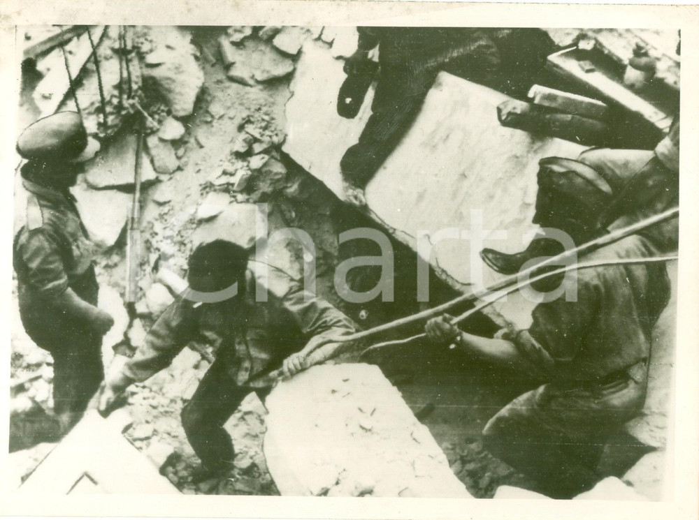 Fotografia d epoca originale 1943 TRIPOLI LIBIA WW2 Autista di ambulanza salvato da macerie da neozelandesi 1