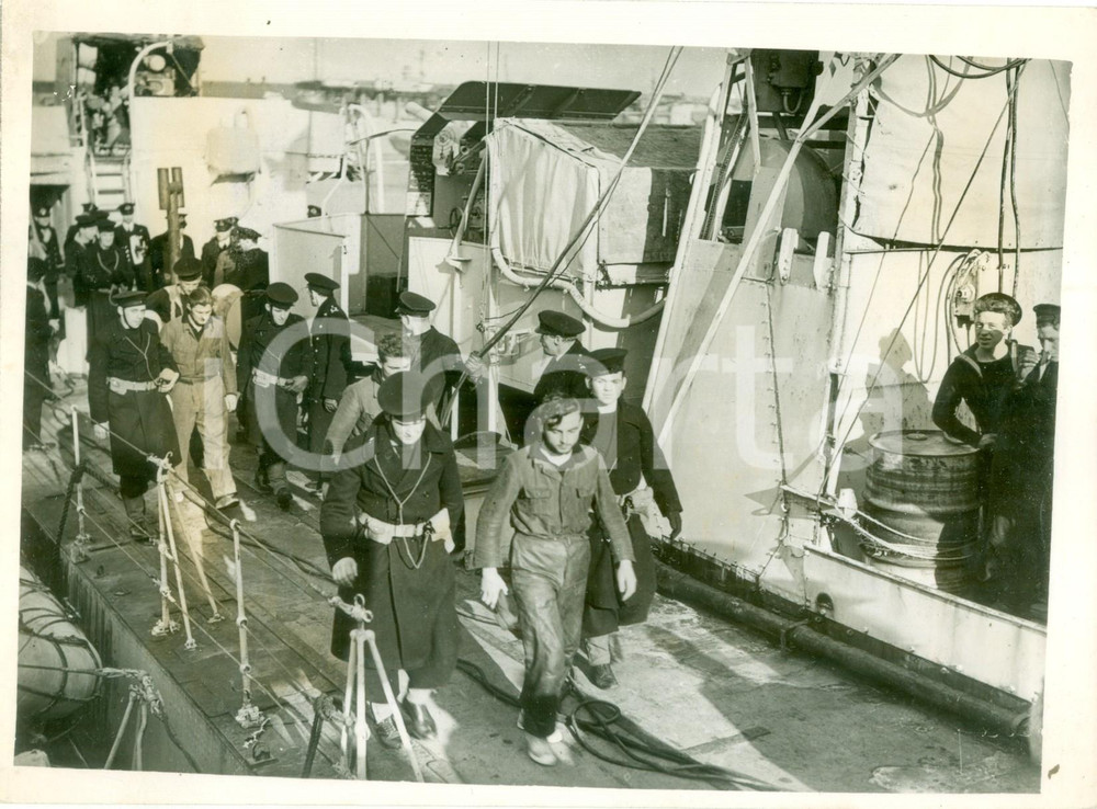 Fotografia d epoca originale 1943 GUERRA NAVALE WW2 Marinai tedeschi catturati dalla HMS VIMY Fotografia 1