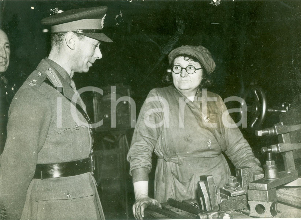 Fotografia d epoca originale 1942 LONDON WW2 Re George VI visita operaie di una fabbrica di pistole FOTO 1