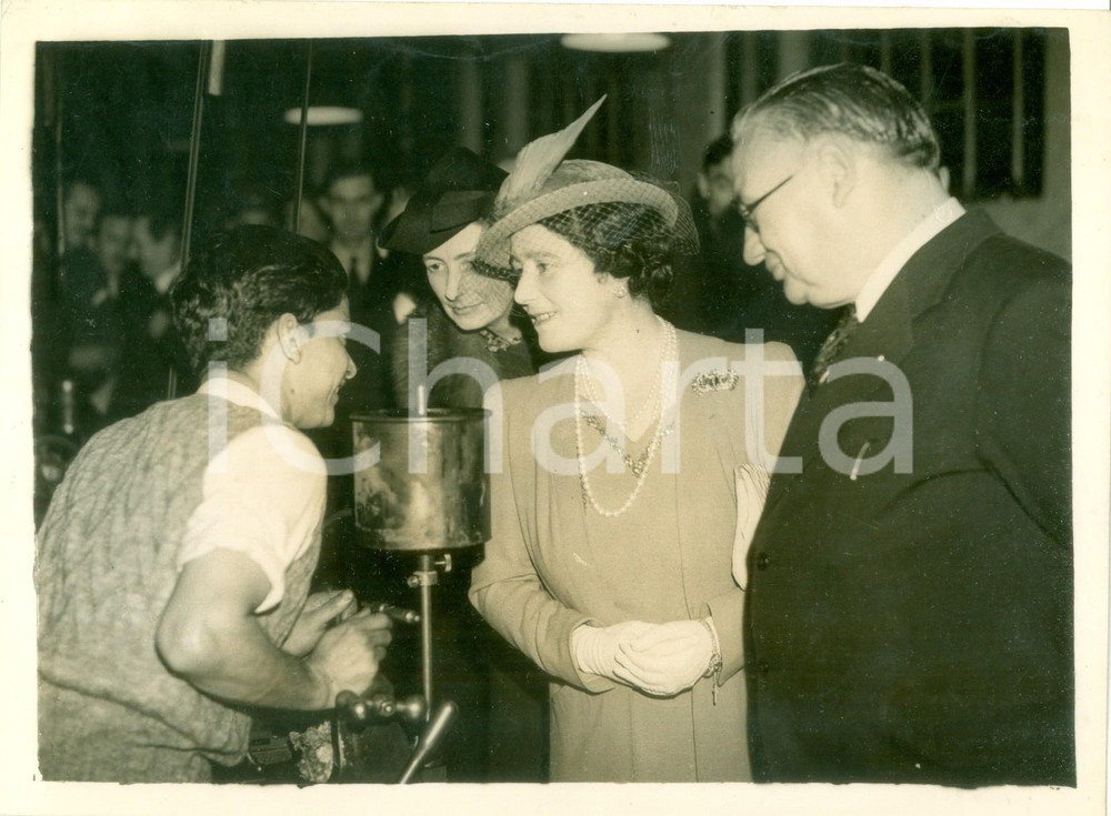 Fotografia d epoca originale 1941 LONDON WW2 Elizabeth BOWESLYON visita operai indiani in fabbrica munizioni 1