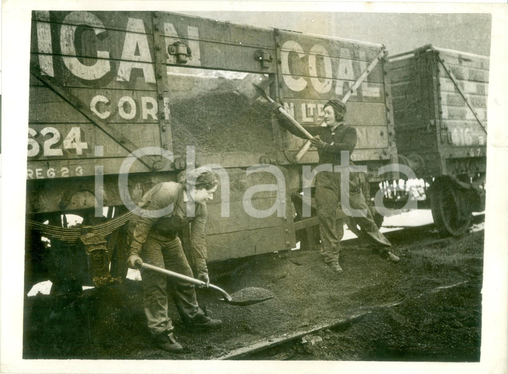 Fotografia d epoca originale 1942 LONDON WW2 Operaie di guerra caricano carbone su un treno della LMS RAILWAY 1