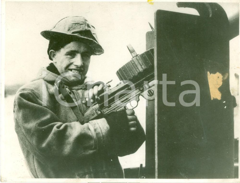 Fotografia d epoca originale 1942 GUERRA NAVALE WW2 James SWEENEY della HMS CORNELIAN con mitragliatore LEWIS 1