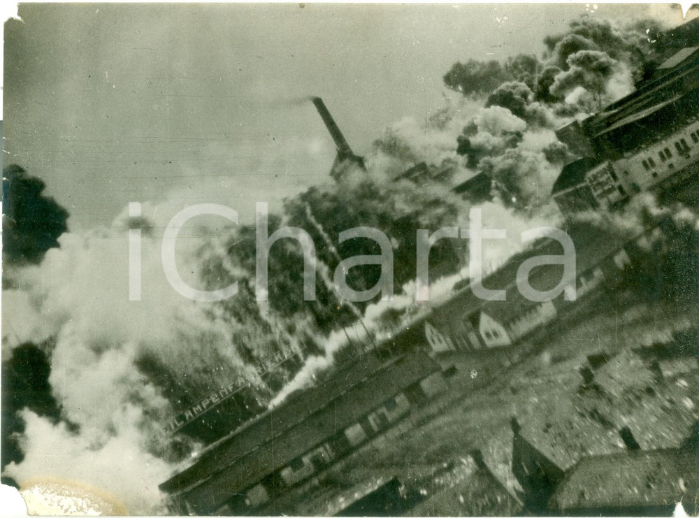 Fotografia d epoca originale 1942 OLANDA WW2 CittÃ  in fiamme dopo i bombardamenti Fotografia DANNEGGIATA 1