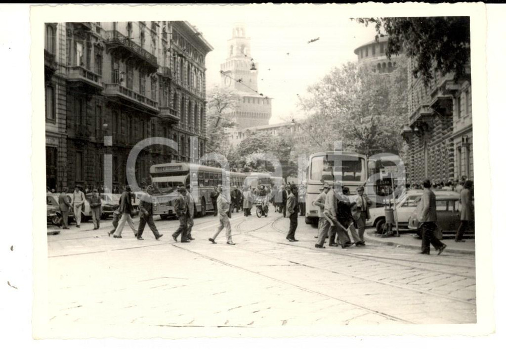 Fotografia d epoca originale 1972 MILANO Adunata Nazionale ALPINI Arrivo al Foro BUONAPARTE Foto 12x9 cm 1